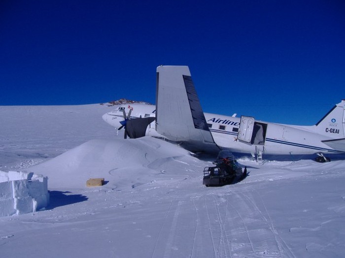 Passengers Repair An Airplane After Being Stranded In Antarctica (41 pics)