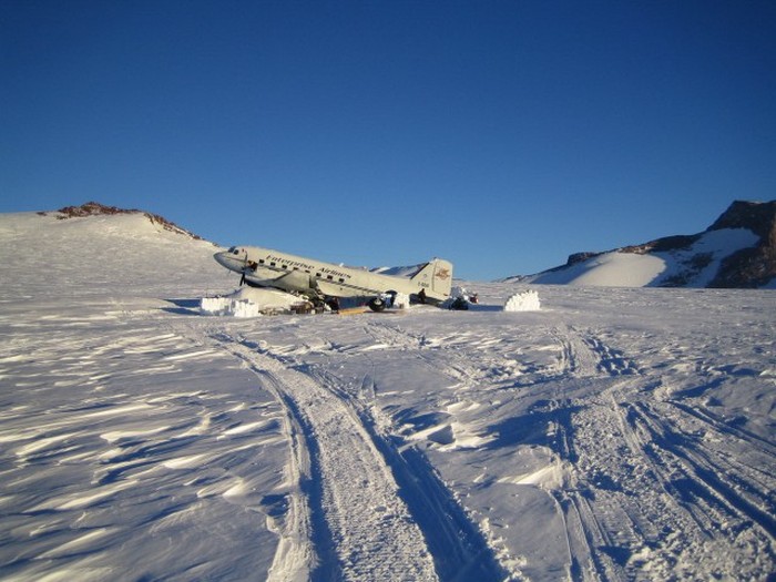 Passengers Repair An Airplane After Being Stranded In Antarctica (41 pics)