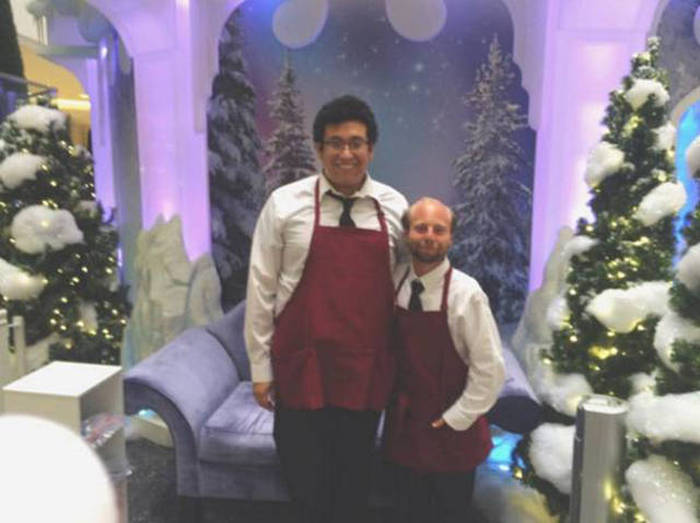 Beans From Even Stevens Now Works As Santa's Helper At A Mall (10 pics)