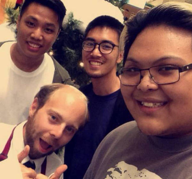 Beans From Even Stevens Now Works As Santa's Helper At A Mall (10 pics)
