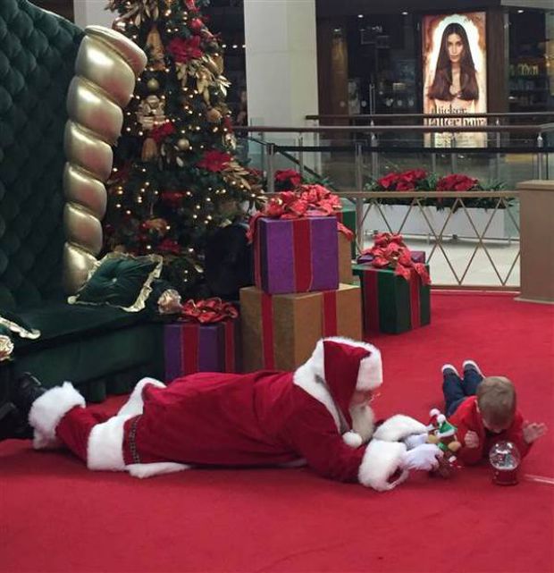 Mall Santa Goes The Extra Mile For An Autistic Boy (5 pics)