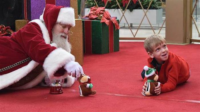 Mall Santa Goes The Extra Mile For An Autistic Boy (5 pics)