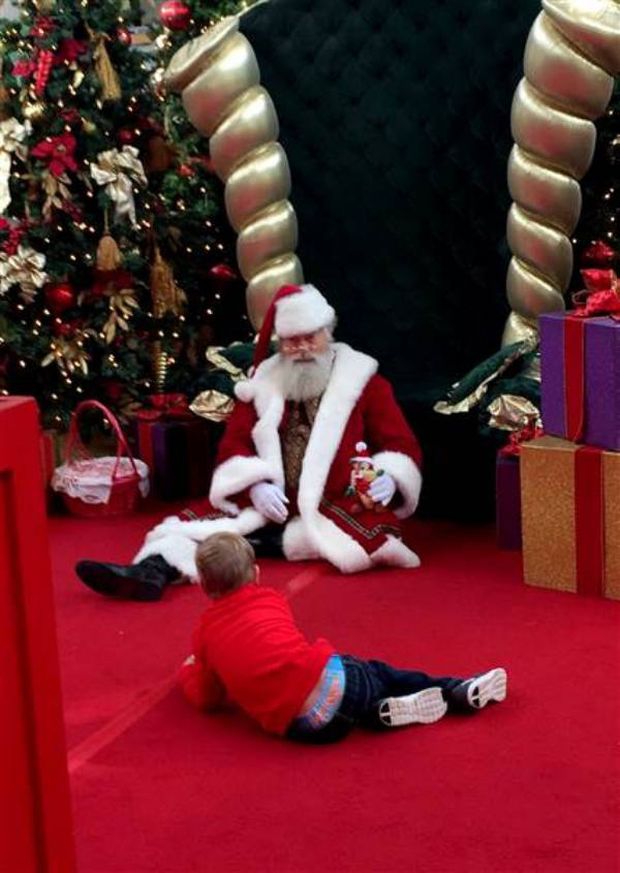 Mall Santa Goes The Extra Mile For An Autistic Boy (5 pics)