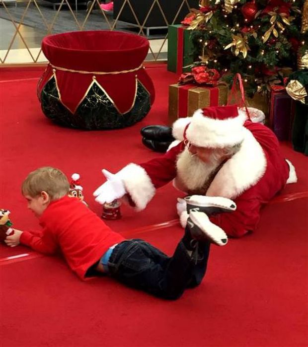 Mall Santa Goes The Extra Mile For An Autistic Boy (5 pics)