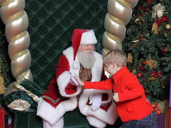 Mall Santa Goes The Extra Mile For An Autistic Boy (5 pics)