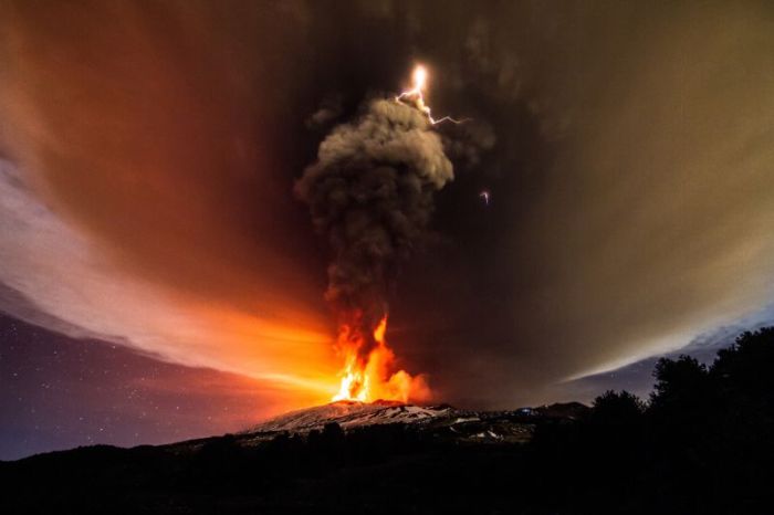 Mount Etna Shoots Lava 1KM Up During Massive Eruption (10 pics)