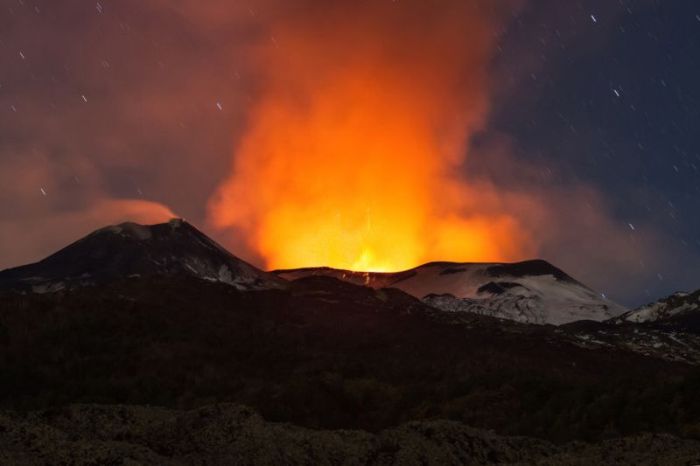 Mount Etna Shoots Lava 1KM Up During Massive Eruption (10 pics)