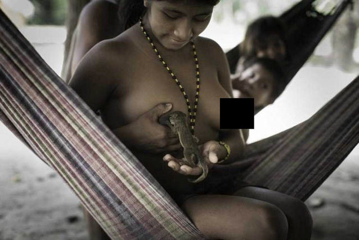 This Rare Amazonian Tribe Lives Among The Animals (17 pics)