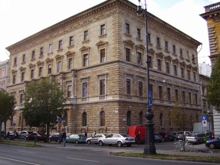 Budapest Building Cleanings, Before And After (4 pics)