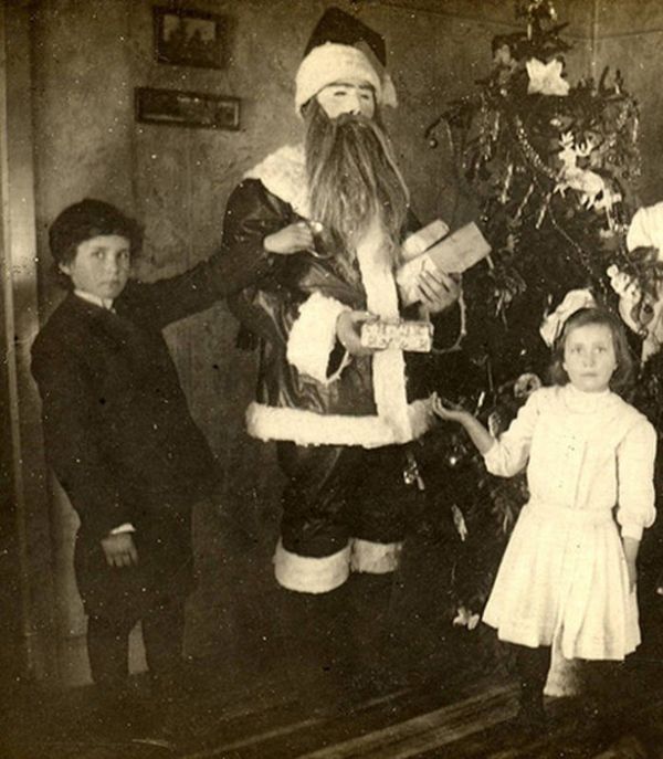Photos Of Santa That Will Fill You With Fear Not Holiday Cheer (21 pics)