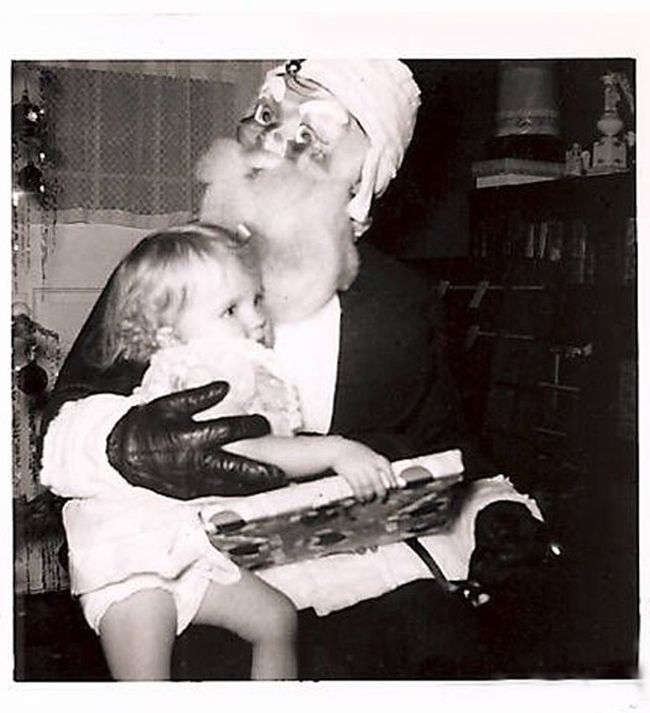 Photos Of Santa That Will Fill You With Fear Not Holiday Cheer (21 pics)