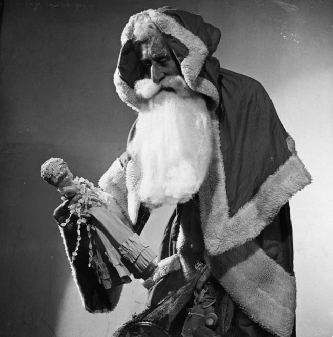 Photos Of Santa That Will Fill You With Fear Not Holiday Cheer (21 pics)