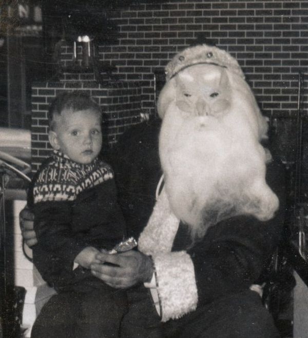 Photos Of Santa That Will Fill You With Fear Not Holiday Cheer (21 pics)