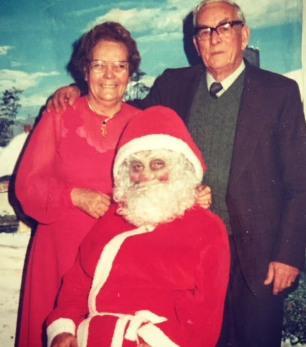 Photos Of Santa That Will Fill You With Fear Not Holiday Cheer (21 pics)