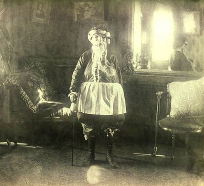 Photos Of Santa That Will Fill You With Fear Not Holiday Cheer (21 pics)