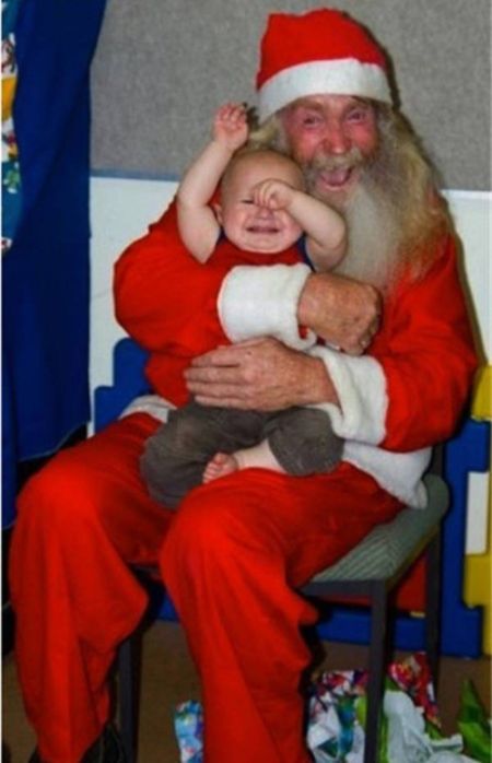 Photos Of Santa That Will Fill You With Fear Not Holiday Cheer (21 pics)
