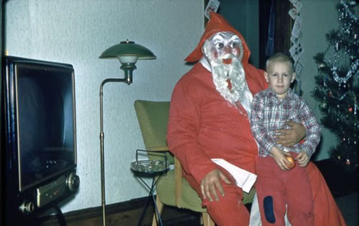 Photos Of Santa That Will Fill You With Fear Not Holiday Cheer (21 pics)