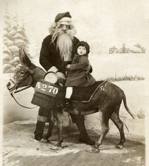 Photos Of Santa That Will Fill You With Fear Not Holiday Cheer (21 pics)