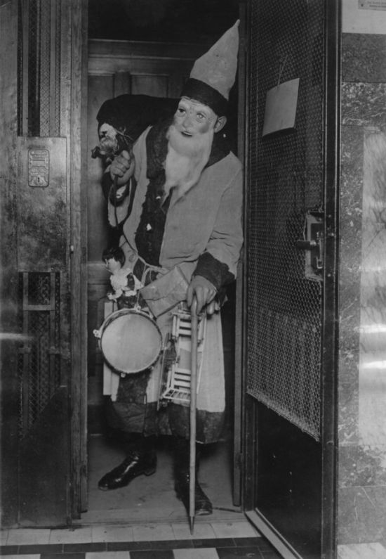 Photos Of Santa That Will Fill You With Fear Not Holiday Cheer (21 pics)