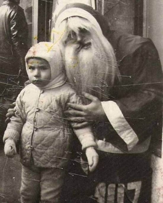 Photos Of Santa That Will Fill You With Fear Not Holiday Cheer (21 pics)