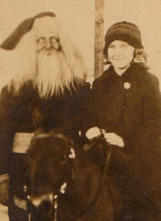Photos Of Santa That Will Fill You With Fear Not Holiday Cheer (21 pics)