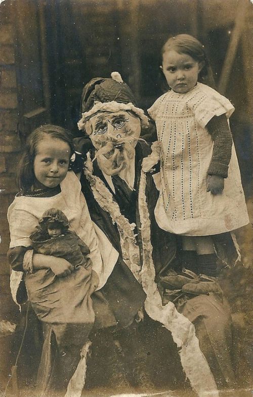 Photos Of Santa That Will Fill You With Fear Not Holiday Cheer (21 pics)