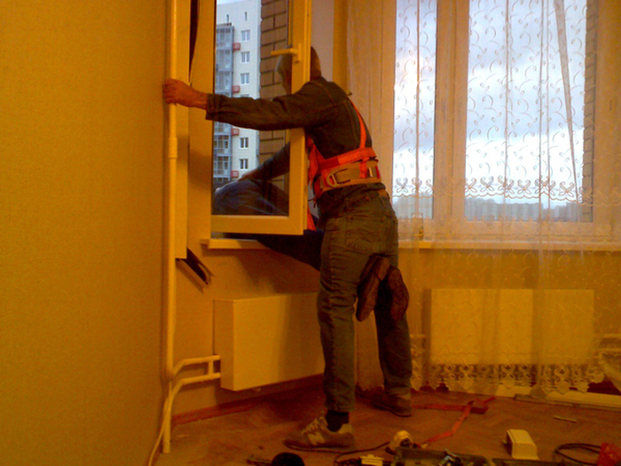 How To Install An Air Conditioner On The 10th Floor Like A Pro (3 pics)