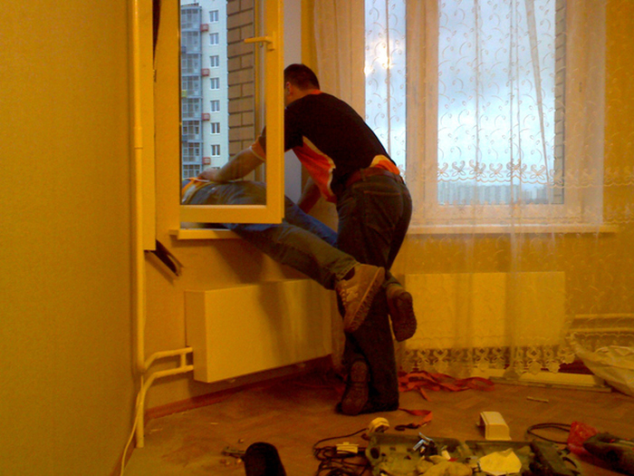 How To Install An Air Conditioner On The 10th Floor Like A Pro (3 pics)
