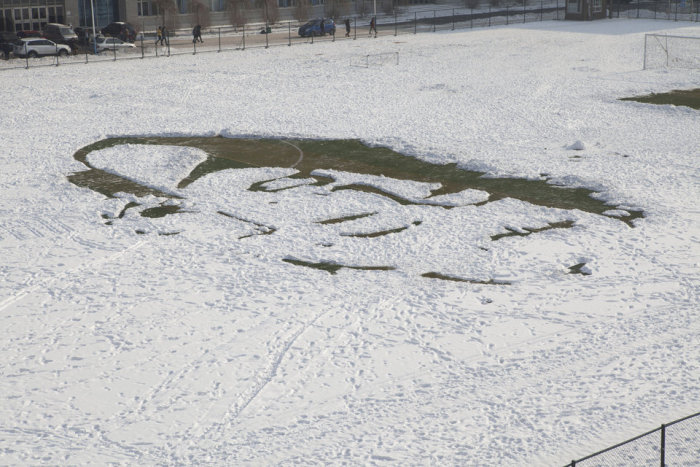 Students Use Snow To Create A Massive Portrait Of Marilyn Monroe (5 pics)