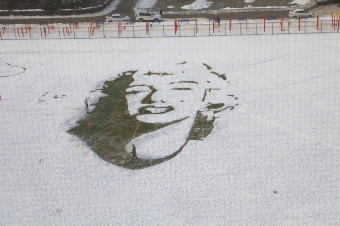 Students Use Snow To Create A Massive Portrait Of Marilyn Monroe (5 pics)