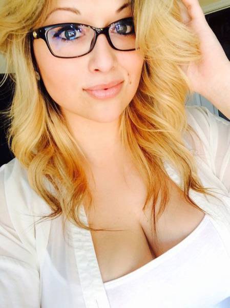 You Have To Appreciate A Girl That Knows How To Make Glasses Look Sexy (50 pics)