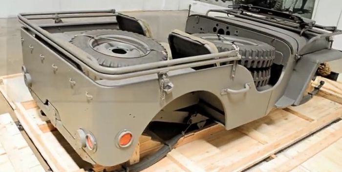 These People Found A Jeep In A Crate (9 pics)
