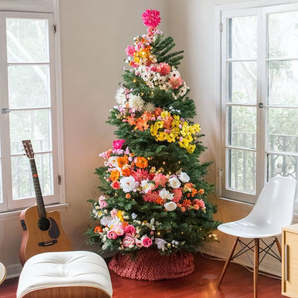 People Are Making Their Christmas Trees Beautiful By Using Flowers (23 pics)