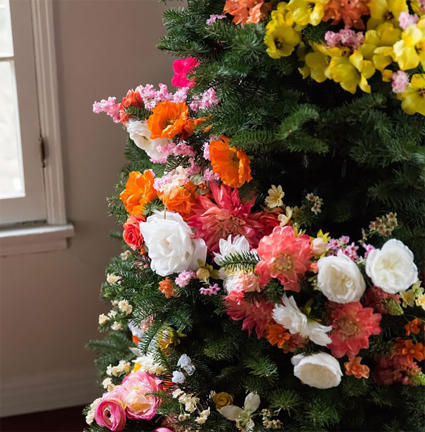 People Are Making Their Christmas Trees Beautiful By Using Flowers (23 pics)
