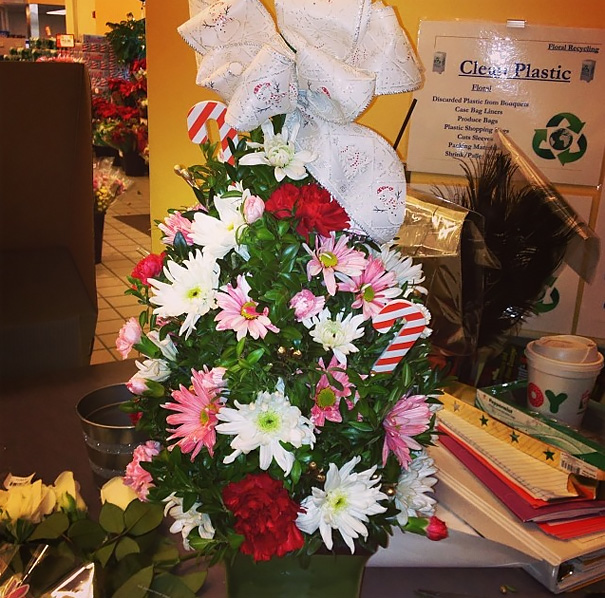 People Are Making Their Christmas Trees Beautiful By Using Flowers (23 pics)