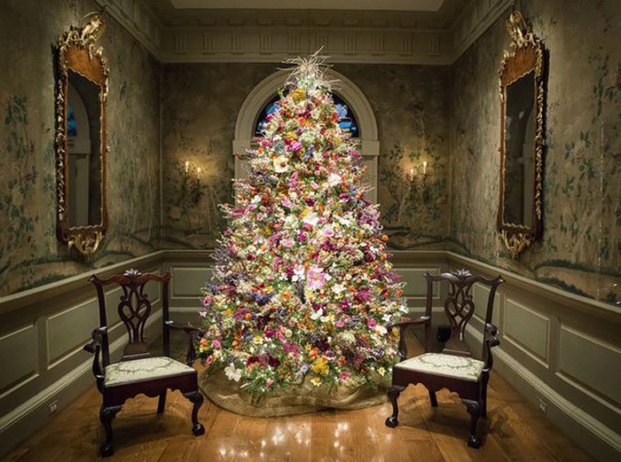 People Are Making Their Christmas Trees Beautiful By Using Flowers (23 pics)