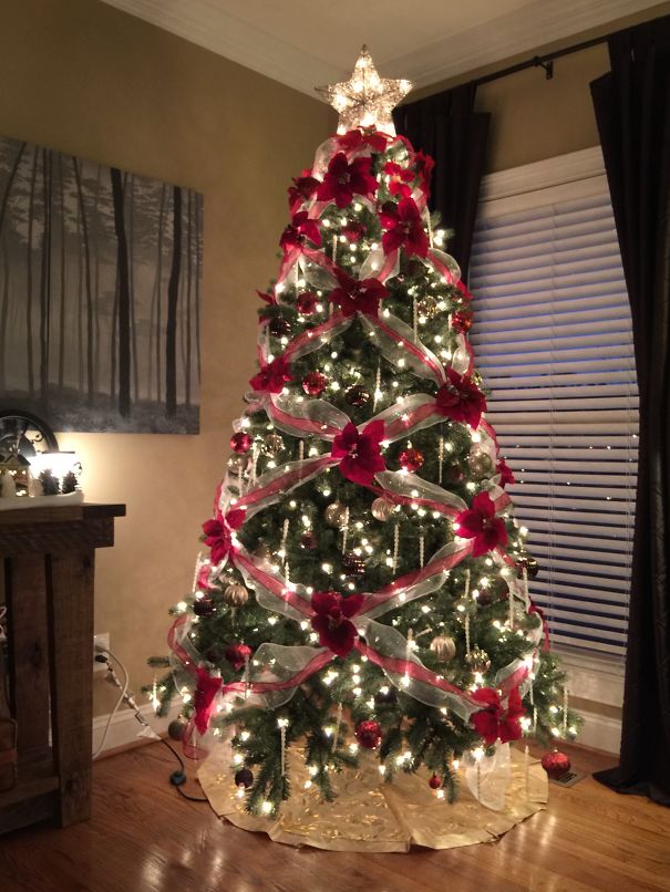 People Are Making Their Christmas Trees Beautiful By Using Flowers (23 pics)
