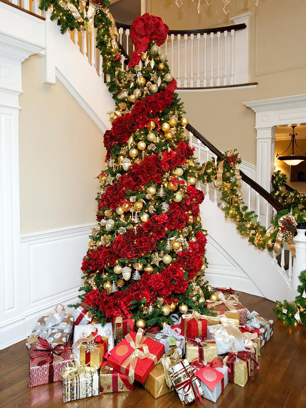 People Are Making Their Christmas Trees Beautiful By Using Flowers (23 pics)