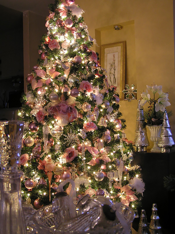 People Are Making Their Christmas Trees Beautiful By Using Flowers (23 pics)