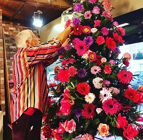 People Are Making Their Christmas Trees Beautiful By Using Flowers (23 pics)
