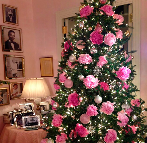 People Are Making Their Christmas Trees Beautiful By Using Flowers (23 pics)
