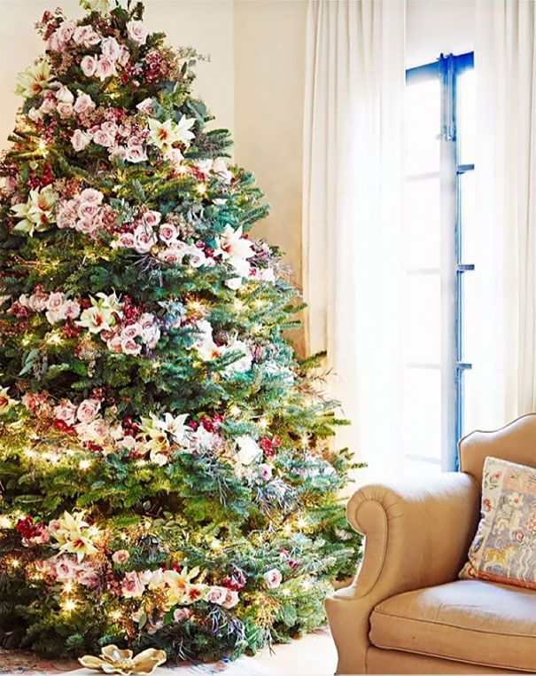 People Are Making Their Christmas Trees Beautiful By Using Flowers (23 pics)