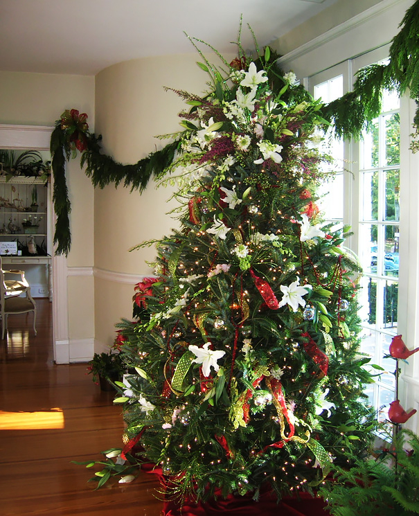People Are Making Their Christmas Trees Beautiful By Using Flowers (23 pics)