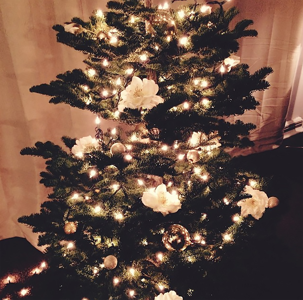 People Are Making Their Christmas Trees Beautiful By Using Flowers (23 pics)