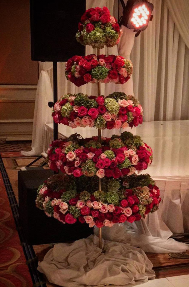 People Are Making Their Christmas Trees Beautiful By Using Flowers (23 pics)