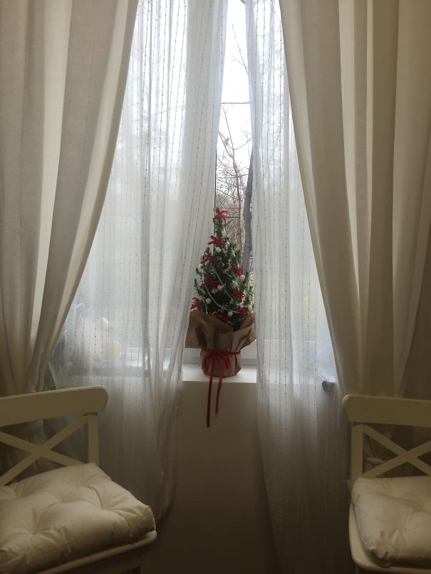 People Are Making Their Christmas Trees Beautiful By Using Flowers (23 pics)