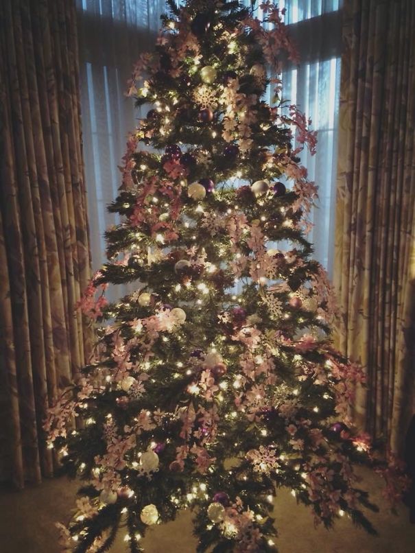 People Are Making Their Christmas Trees Beautiful By Using Flowers (23 pics)