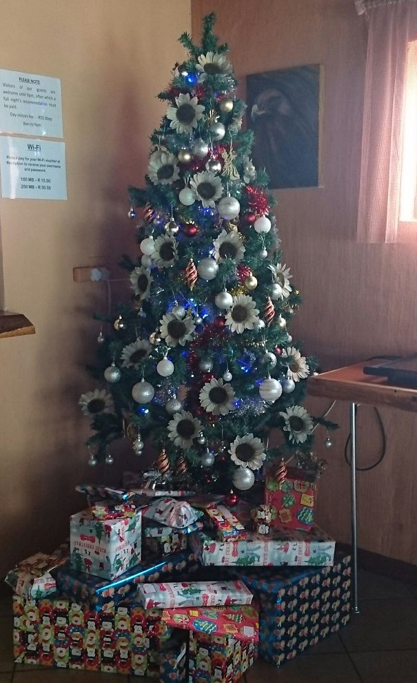 People Are Making Their Christmas Trees Beautiful By Using Flowers (23 pics)