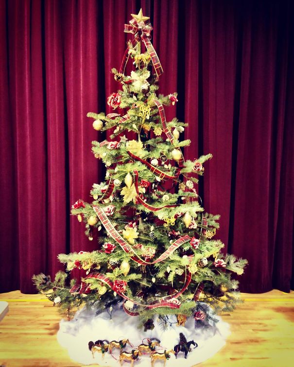 People Are Making Their Christmas Trees Beautiful By Using Flowers (23 pics)