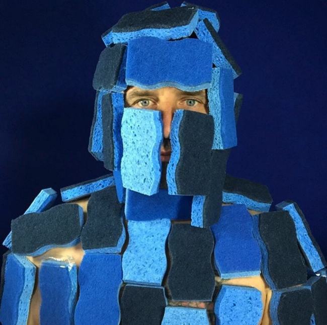 Meet The Man That Wore A Ridiculous Costume Every Day In 2015 (18 pics)